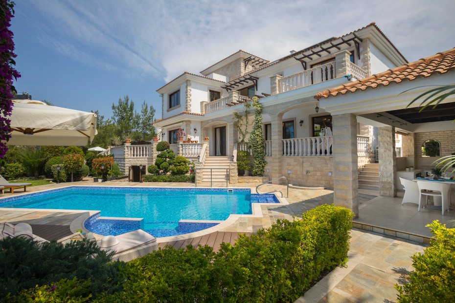 5 Bedrooms House / Villa in Argaka, Paphos