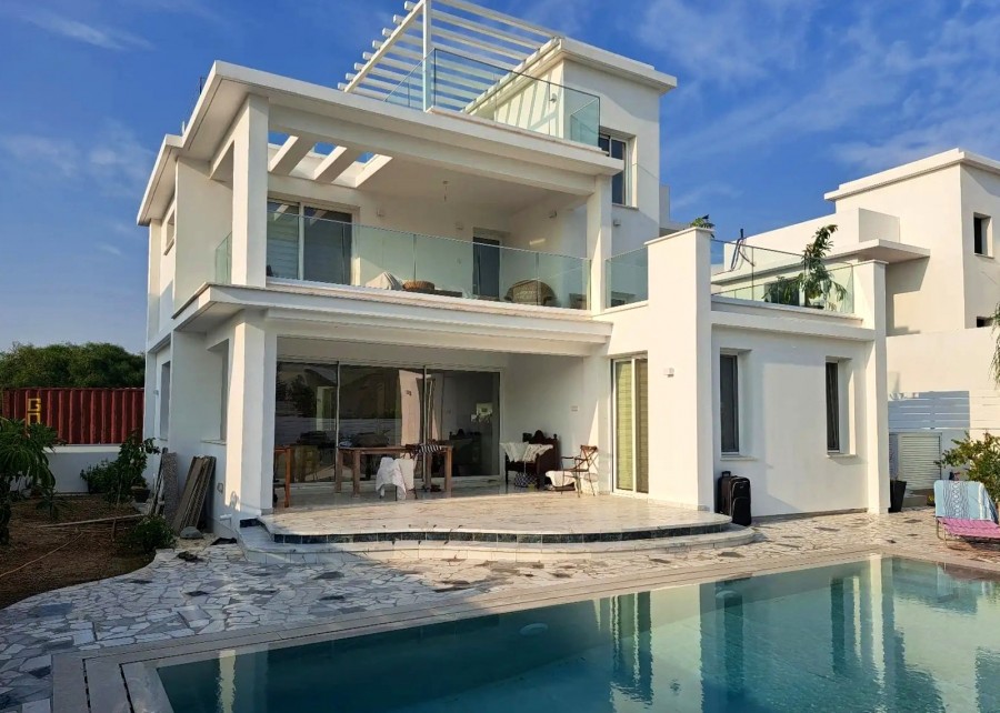 3 Bedrooms House / Villa in Pervolia, Larnaca