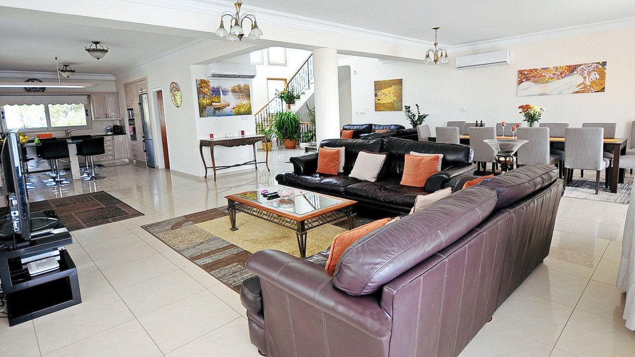 7 Bedrooms House / Villa in Coral Bay, Paphos