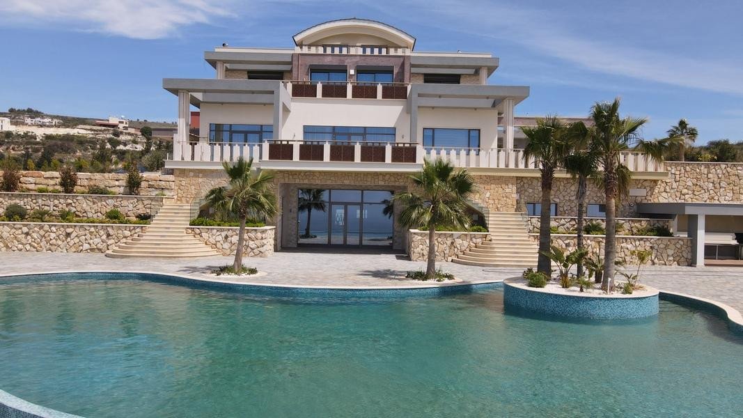 8 Bedrooms House / Villa in Mesa Chorio, Paphos