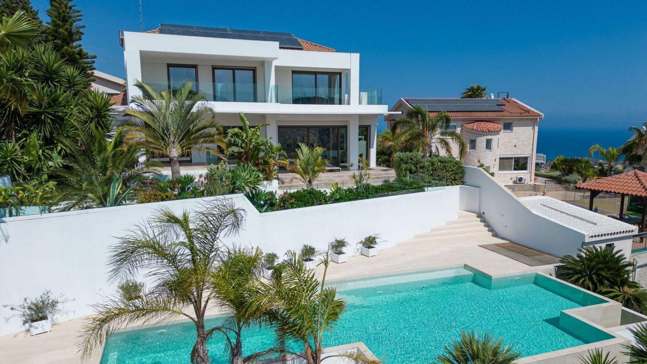 5 Bedrooms House / Villa in Agios Tychonas, Limassol