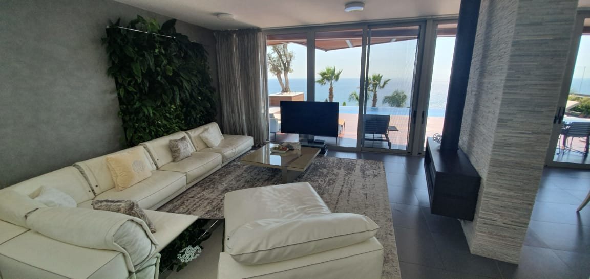 6 Bedrooms House / Villa in Agios Tychonas, Limassol