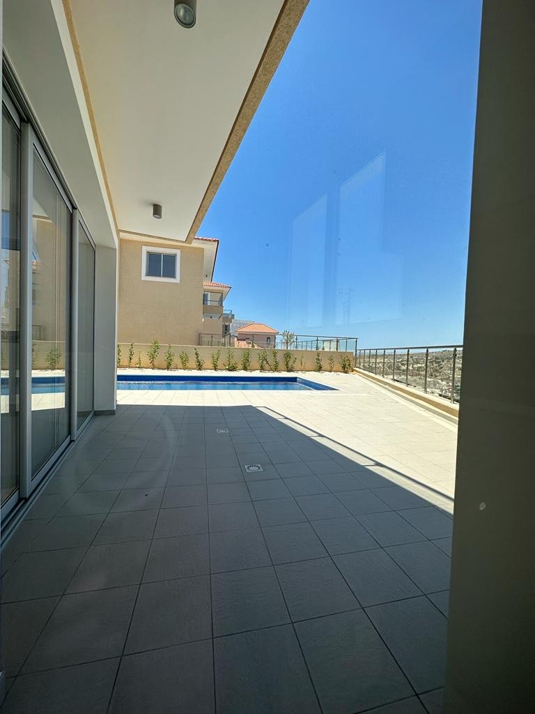 6 Bedrooms House / Villa in Agios Tychonas, Limassol