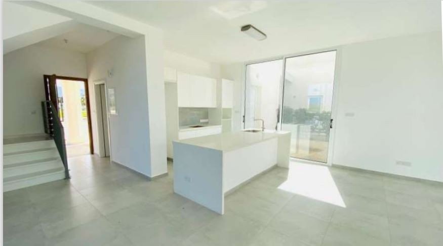 3 Bedrooms House / Villa in Coral Bay, Paphos