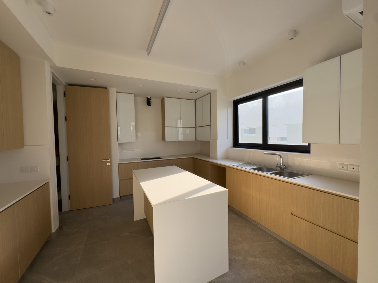 3 Bedrooms Apartment in Neapolis, Limassol