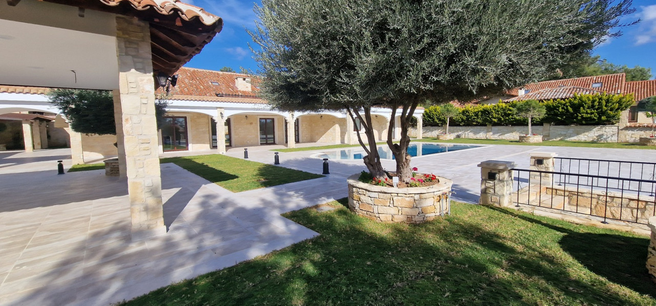 6 Bedrooms House / Villa in Souni, Limassol