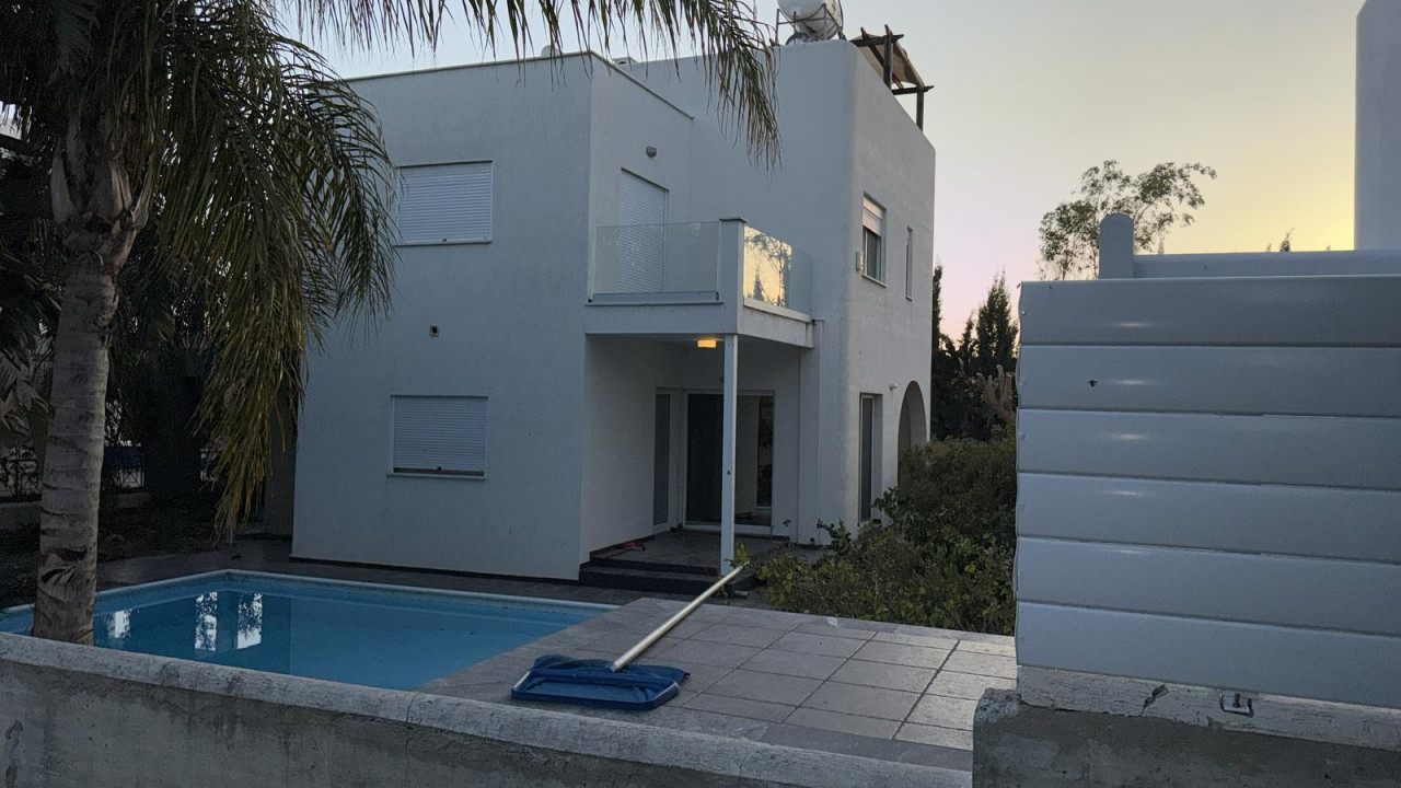 4 Bedrooms House / Villa in Agios Tychonas, Limassol