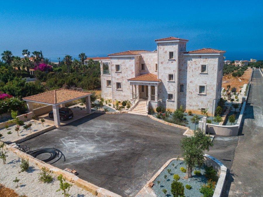 7 Bedrooms House / Villa in Sea Caves, Paphos