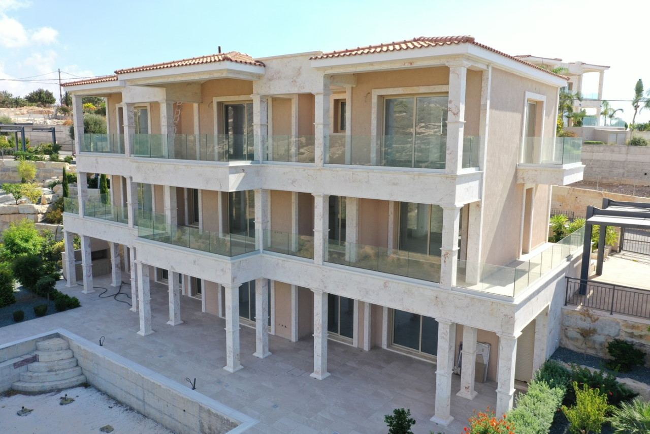 5 Bedrooms House / Villa in Saint Georges, Paphos