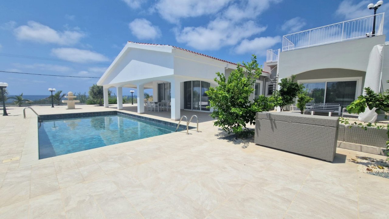 4 Bedrooms House / Villa in Sea Caves, Paphos