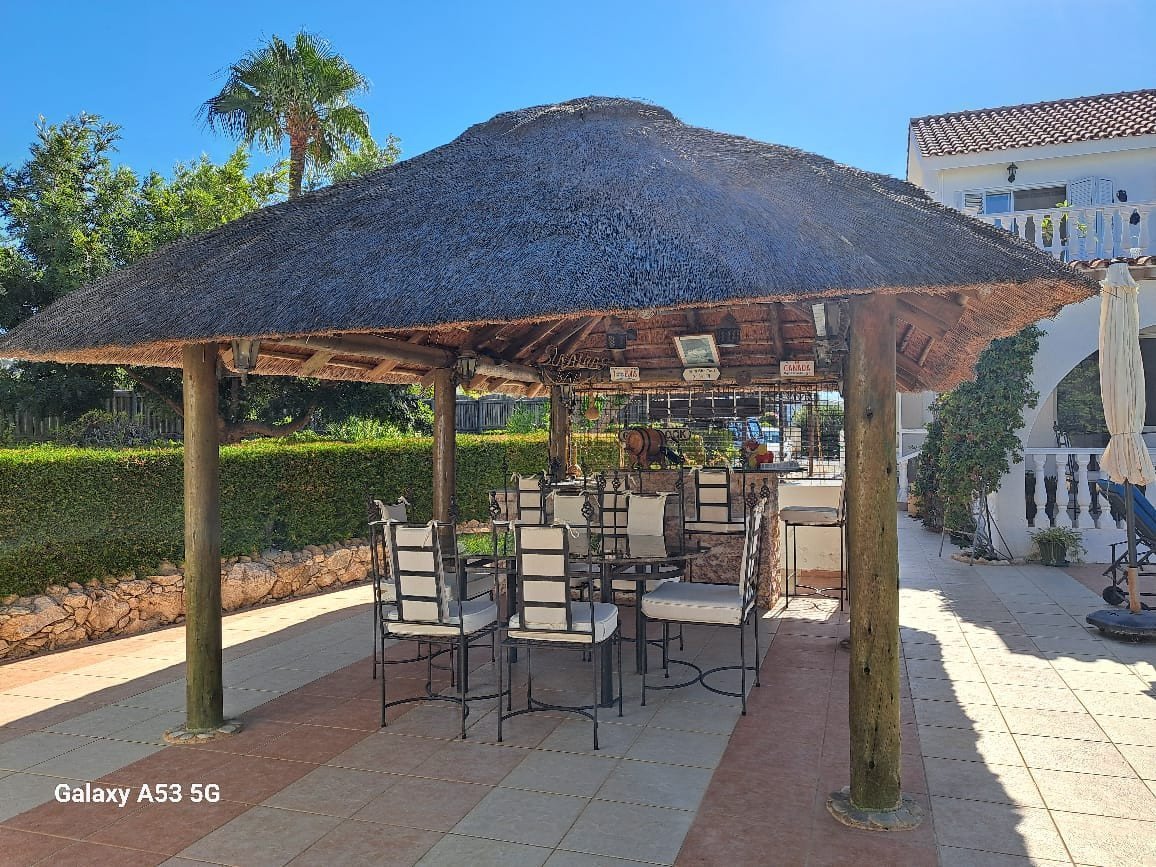 4 Bedrooms House / Villa in Sea Caves, Paphos