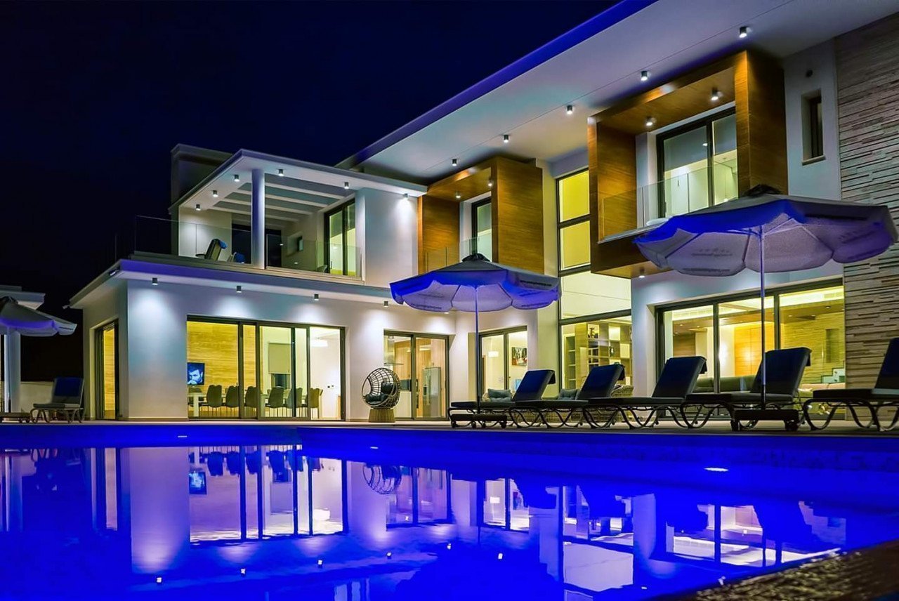 5 Bedrooms House / Villa in Sea Caves, Paphos