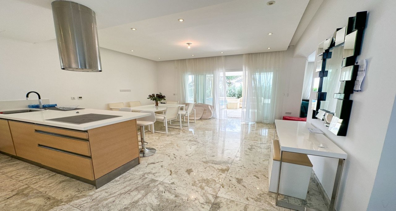 3 Bedrooms House / Villa in Limassol Marina, Limassol