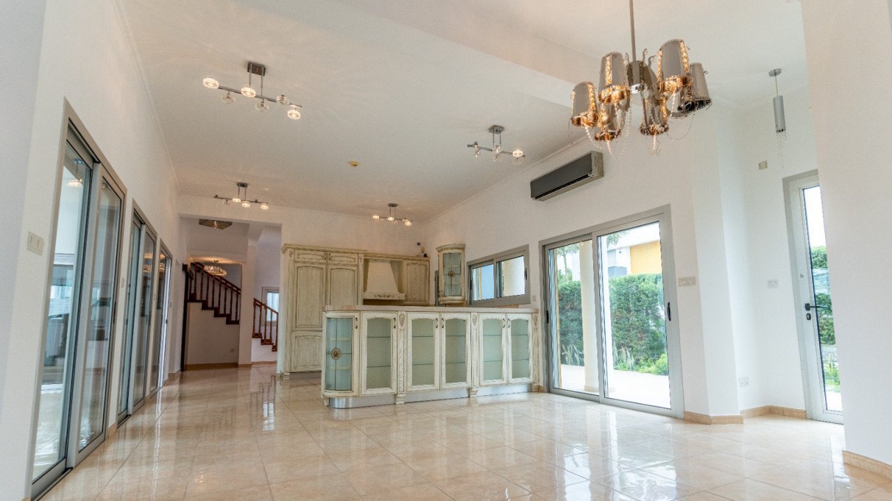 4 Bedrooms House / Villa in Potamos Germasogeias, Limassol