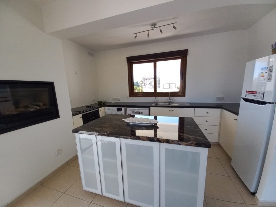 2 Bedrooms Penthouse in Kato Paphos, Paphos