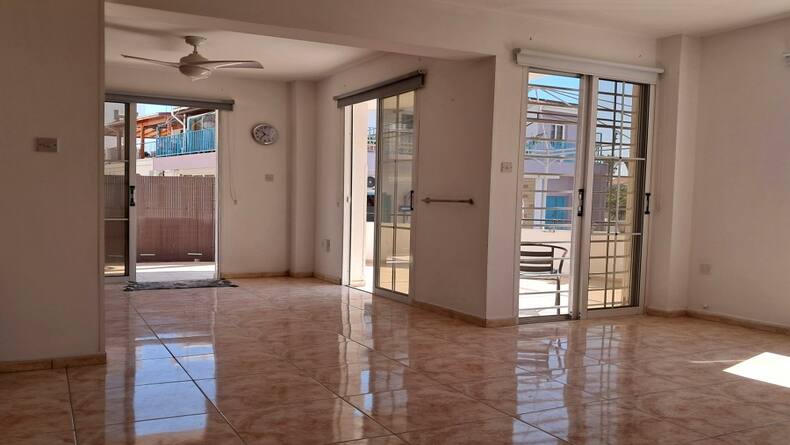 3 Bedrooms Apartment in Larnaca, Larnaca