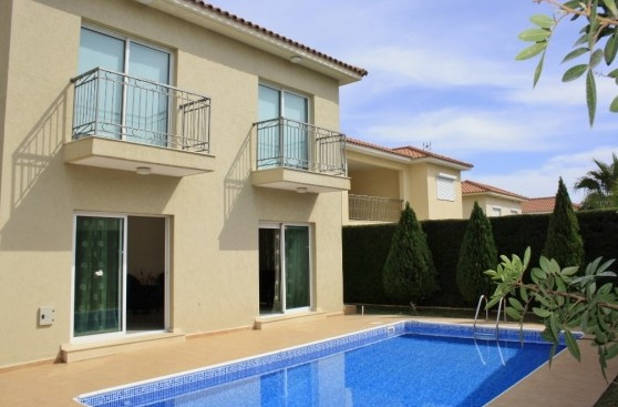 4 Bedrooms House / Villa in Potamos Germasogeias, Limassol