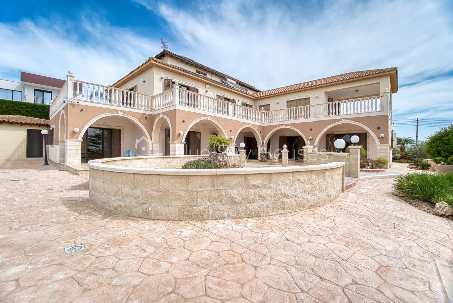 4 Bedrooms House / Villa in Agios Athanasios, Limassol