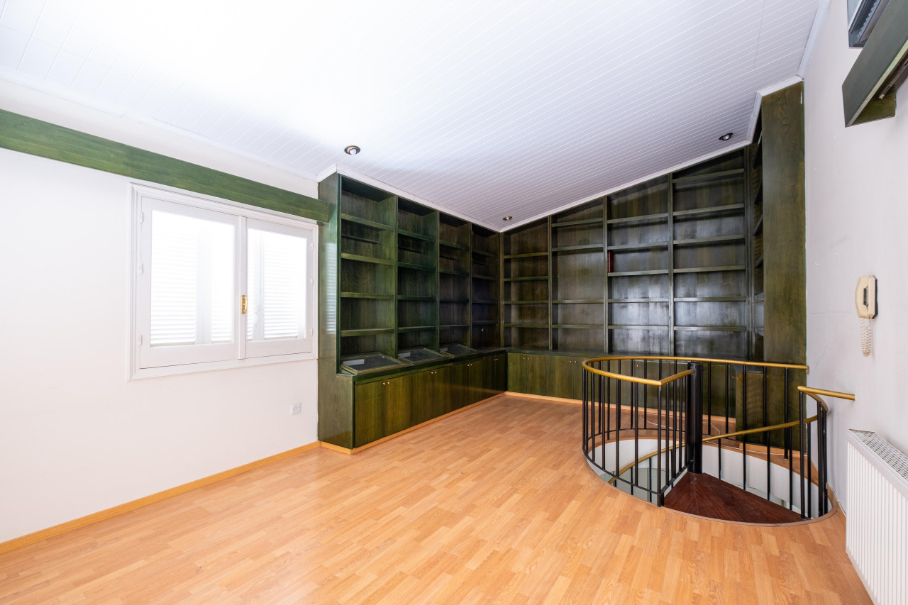 6 Bedrooms House / Villa in Agios Dometios, Nicosia