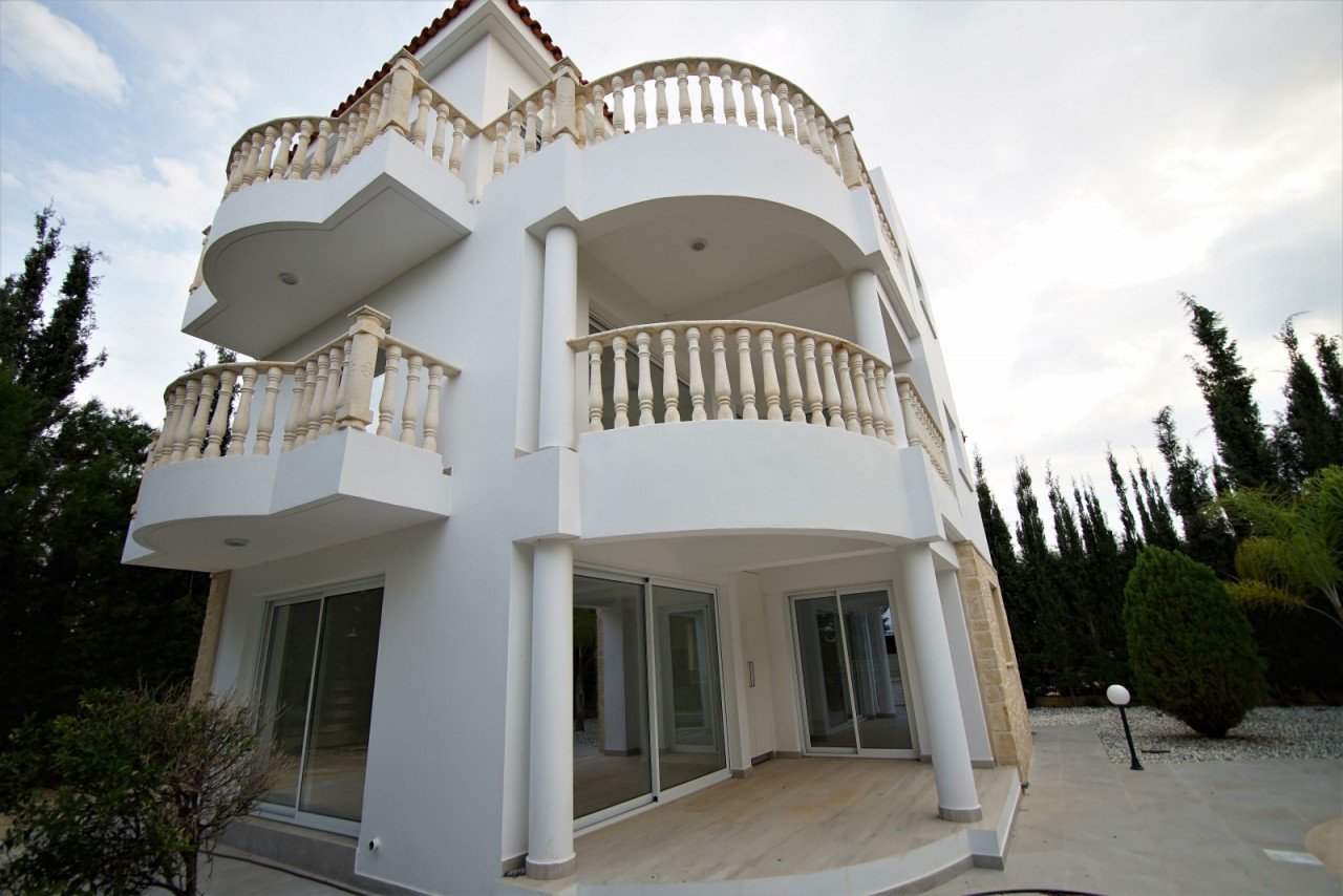 4 Bedrooms House / Villa in Saint Georges, Paphos