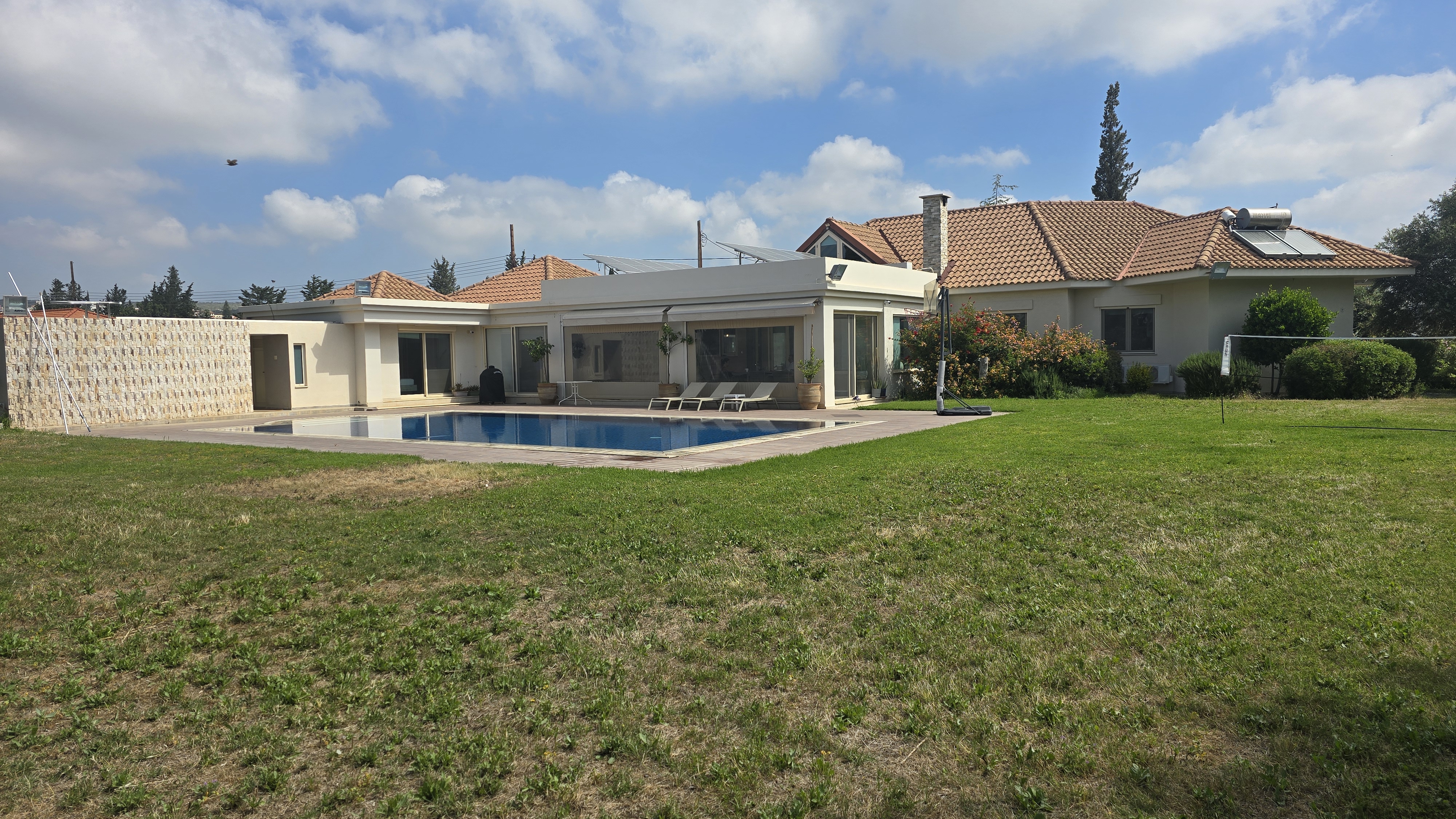 6 Bedrooms House / Villa in Erimi, Limassol